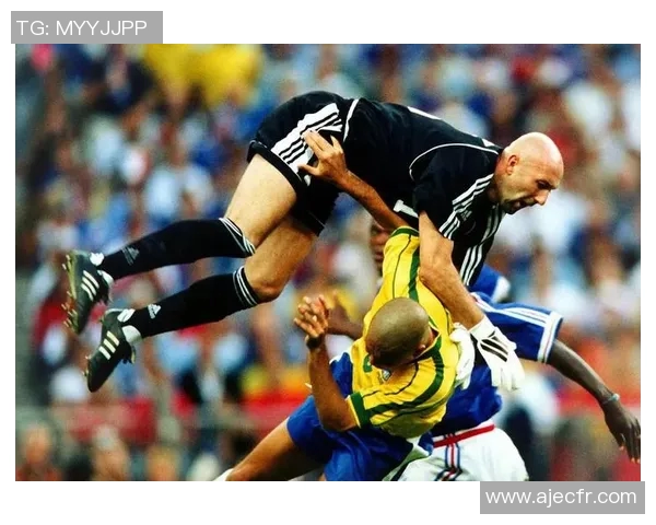 当前活跃的足球明星及其在赛场上的精彩表现分析