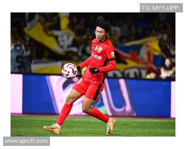 足球明星亲手扔出的足球背后的故事与梦想启示 足球明星亲手扔出的足球背后的故事与梦想启示