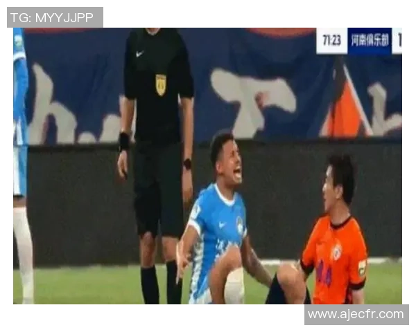 足球明星在比赛中意外受伤的瞬间视频引发球迷热议与关注 足球明星在比赛中意外受伤的瞬间视频引发球迷热议与关注